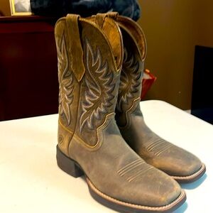 Like new Ariat boots